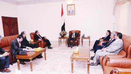 باسندوة لدى استقباله رئيس المجموعة الاستشارية للحكومة الالكترونية التركية أمس